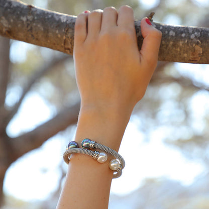 Two White Pearls Bracelet Tender