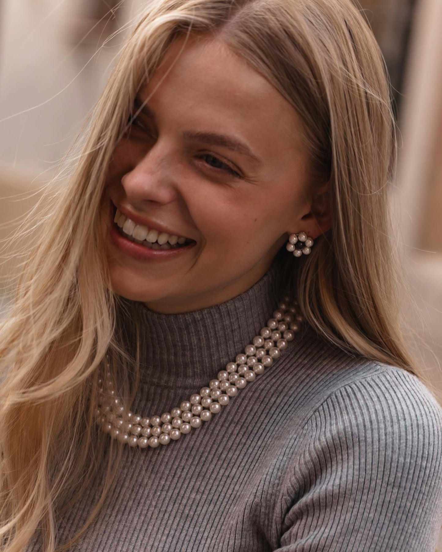 Three-strand necklace with 8mm white pearls Elizabeth