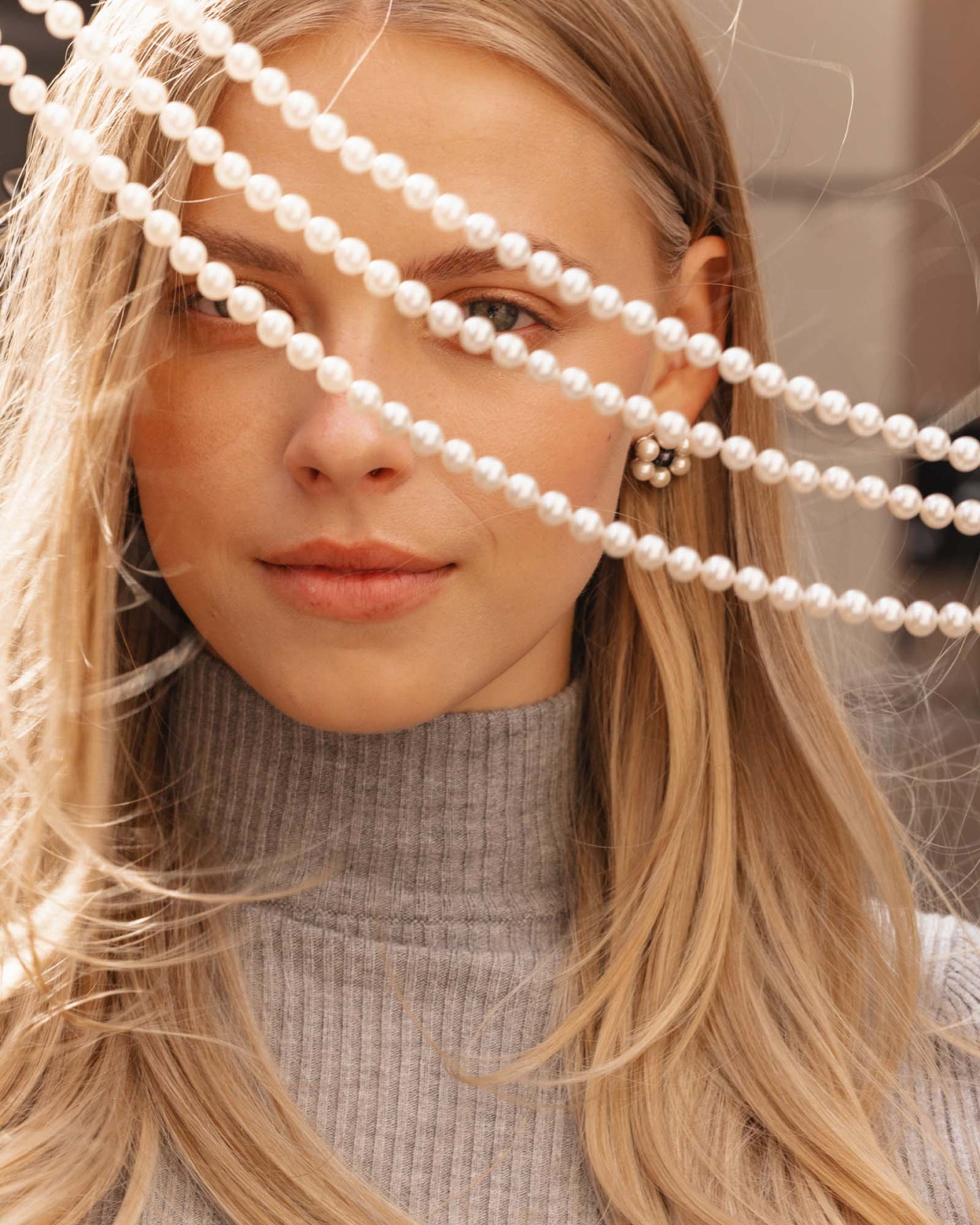 Three-strand necklace with 8mm white pearls Elizabeth