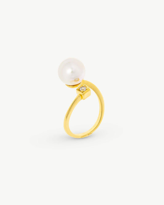 Golden Ring with Pearl Selene